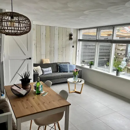 Huisjehurenegmond Holiday home *